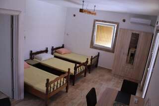 Гостевой дом Rooms Lazarević Сутоморе Стандартный трехместный номер-студио-14