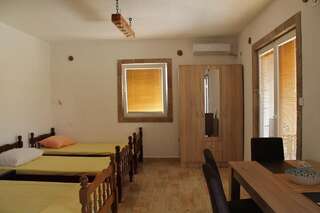 Гостевой дом Rooms Lazarević Сутоморе Стандартный трехместный номер-студио-17