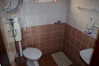 Гостевой дом Rooms Lazarević Сутоморе Двухместный номер с 2 отдельными кроватями-15