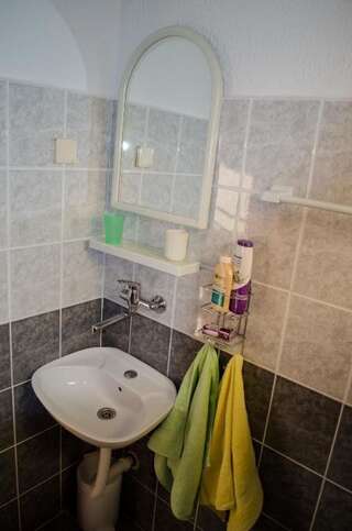 Гостевой дом Rooms Lazarević Сутоморе Двухместный номер с 2 отдельными кроватями-19