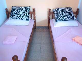 Гостевой дом Rooms Lazarević Сутоморе Двухместный номер с 2 отдельными кроватями-31