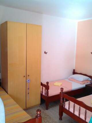 Гостевой дом Rooms Lazarević Сутоморе Двухместный номер с 2 отдельными кроватями-33